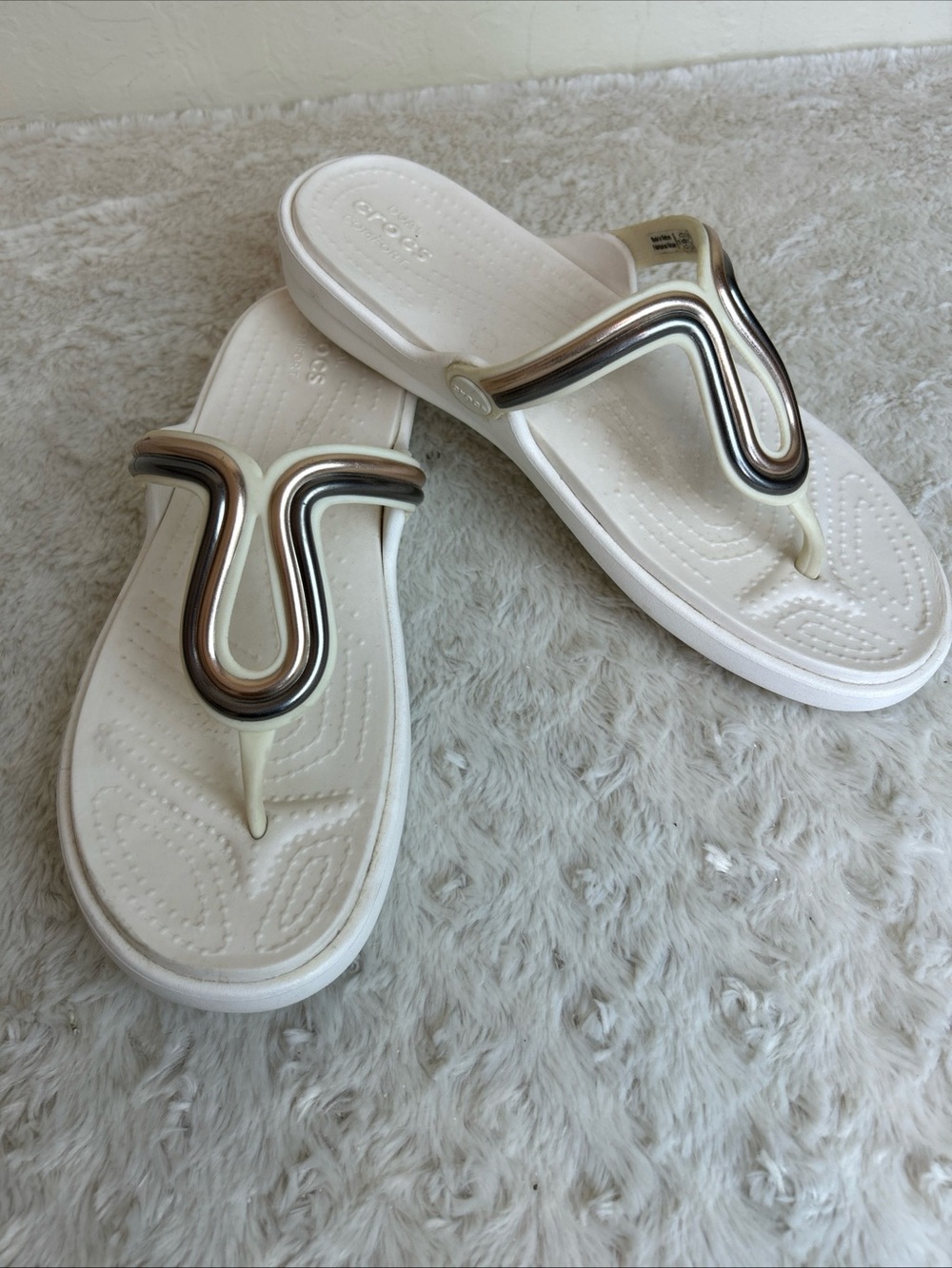 Crocs Sanrah Dual Comfort Sz 9  Ivory, Silver & Gold T-Strap Slip on Sandals